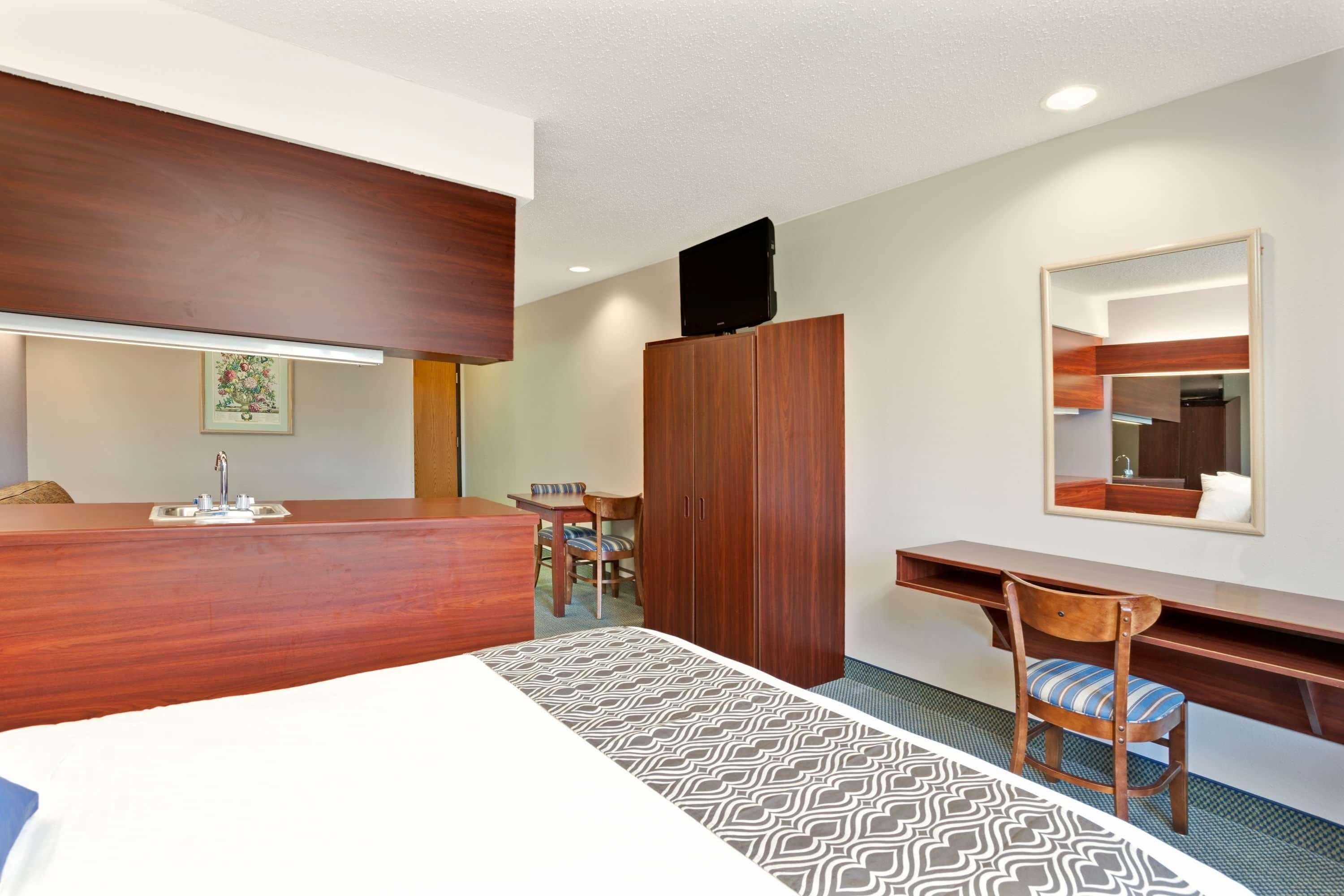 Microtel Inn & Suites By Wyndham Detroit Роузвил Екстериор снимка