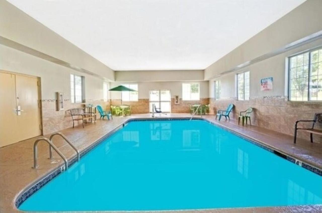 Microtel Inn & Suites By Wyndham Detroit Роузвил Екстериор снимка
