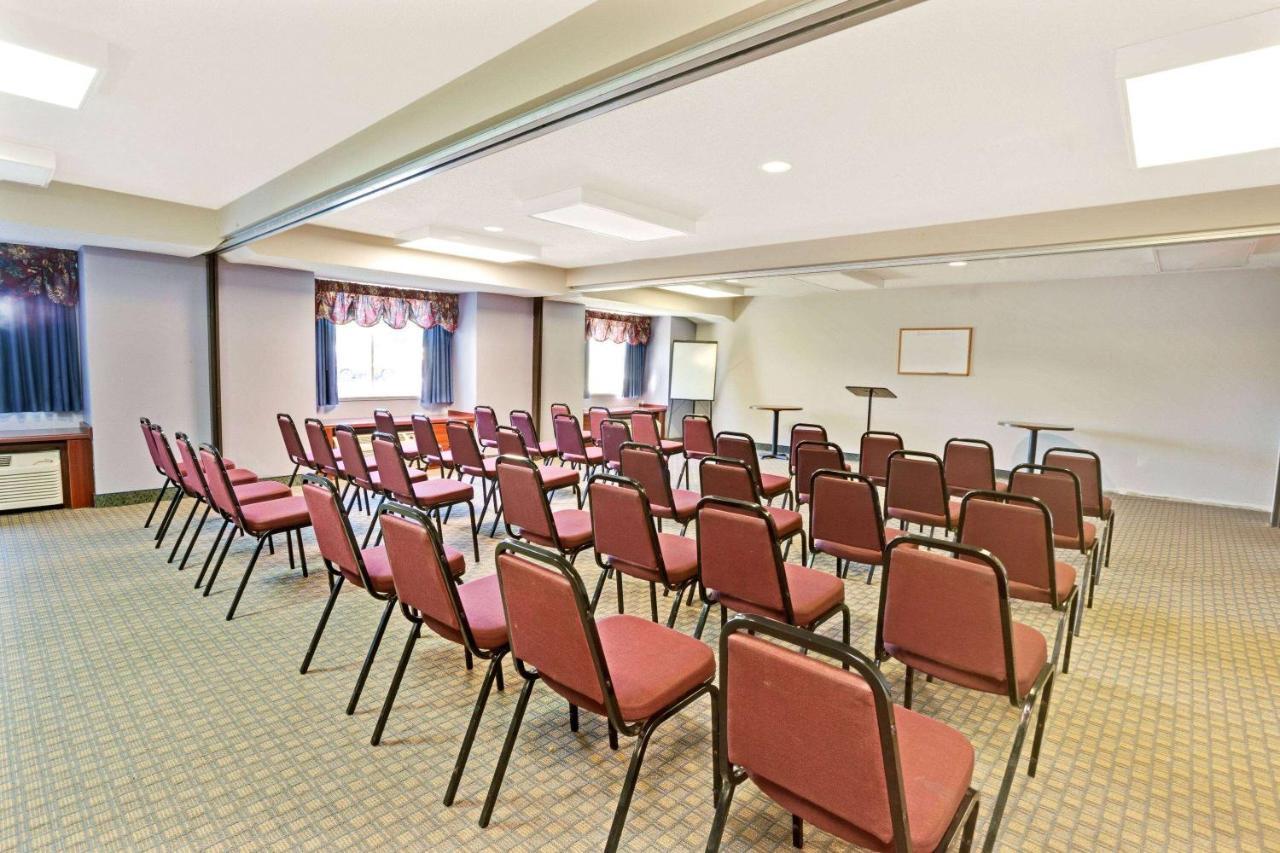 Microtel Inn & Suites By Wyndham Detroit Роузвил Екстериор снимка