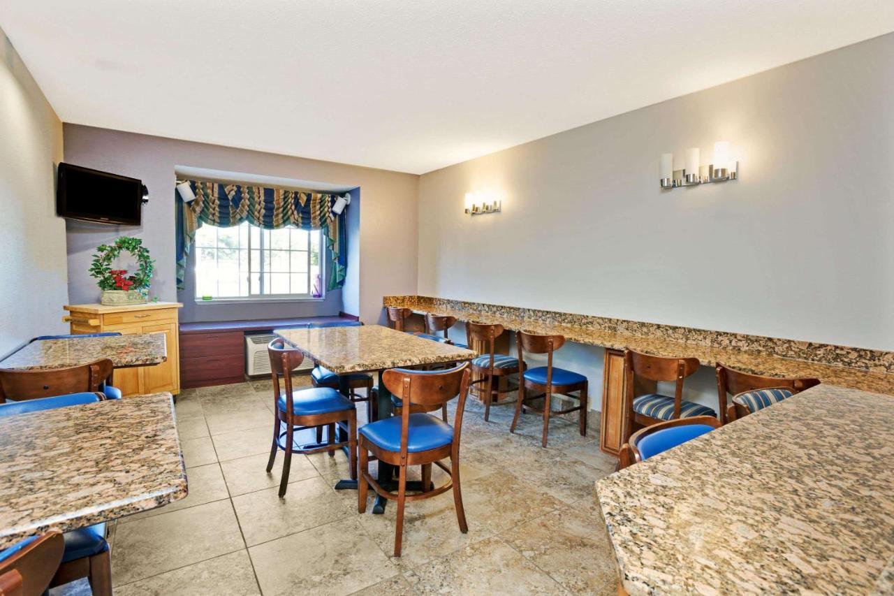 Microtel Inn & Suites By Wyndham Detroit Роузвил Екстериор снимка