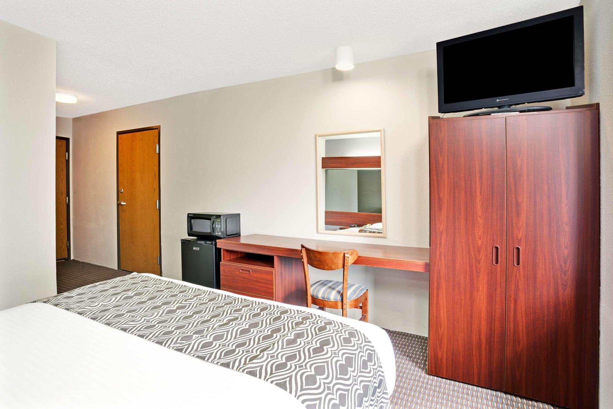 Microtel Inn & Suites By Wyndham Detroit Роузвил Екстериор снимка