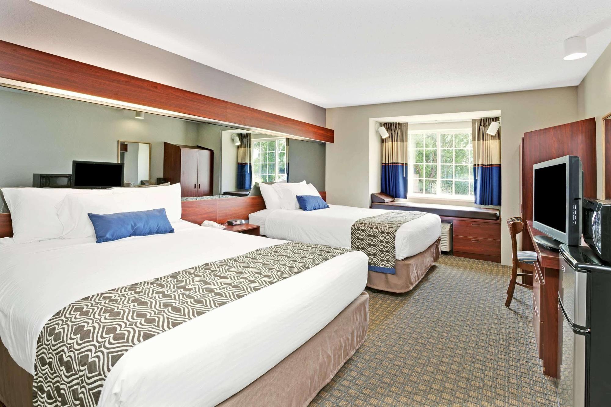 Microtel Inn & Suites By Wyndham Detroit Роузвил Екстериор снимка